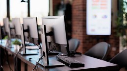 Fusiegemeente Maashorst geeft 500 computerschermen weg