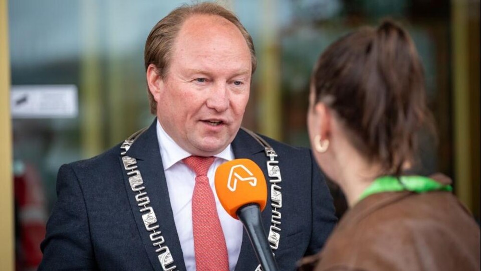 Burgermeester Hein van der Loo van Almere in gesprek met lokale omroep 1Almere
