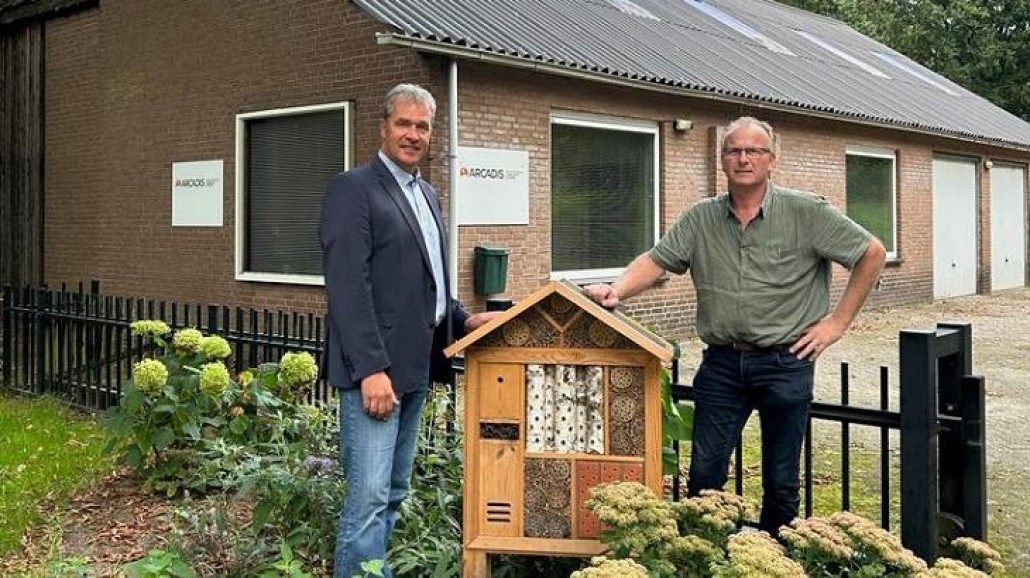 Rentmeester Kees Muijs (l) en Tonni van der Pas, bedrijfsleider van het landbouwbedrijf Tilburg