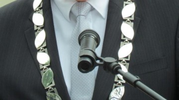 Burgemeester jonger en (iets) vaker vrouw