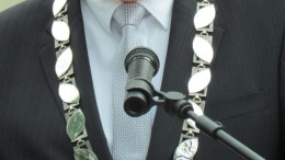 Burgemeester jonger en (iets) vaker vrouw