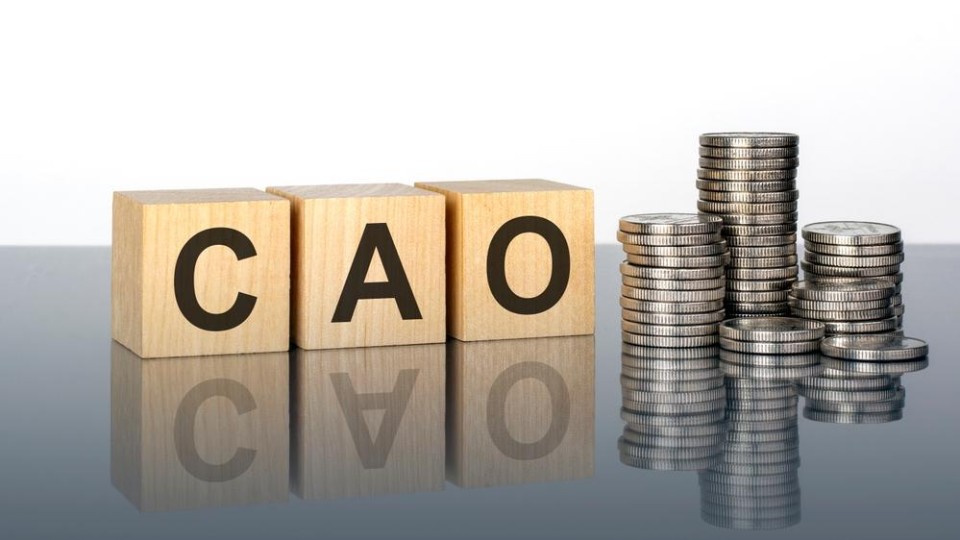 Letters cao en stapeltje geld