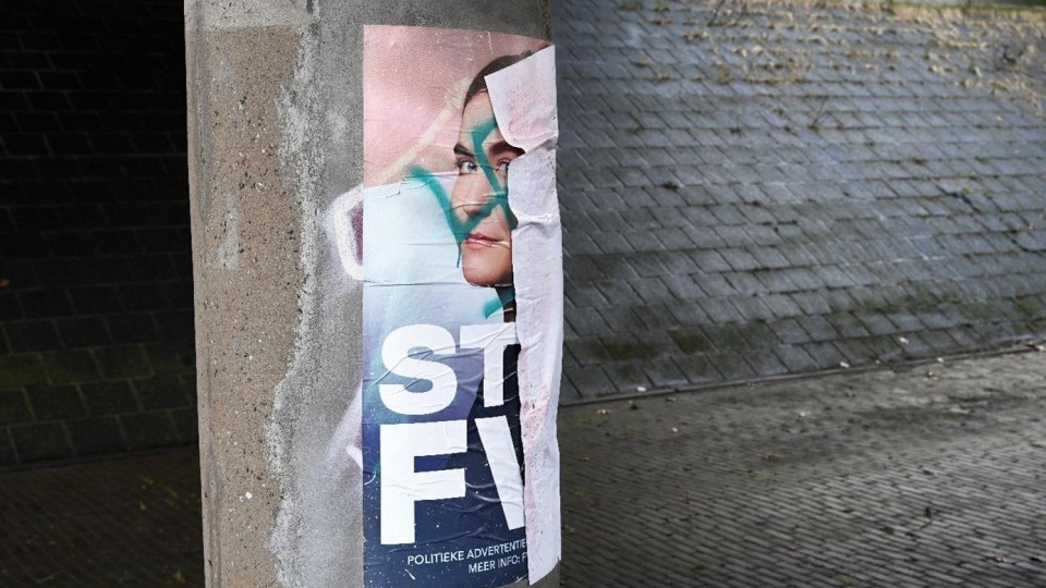 Poster van Forum voor Democratie (FvD) beklad met een hakenkruis 