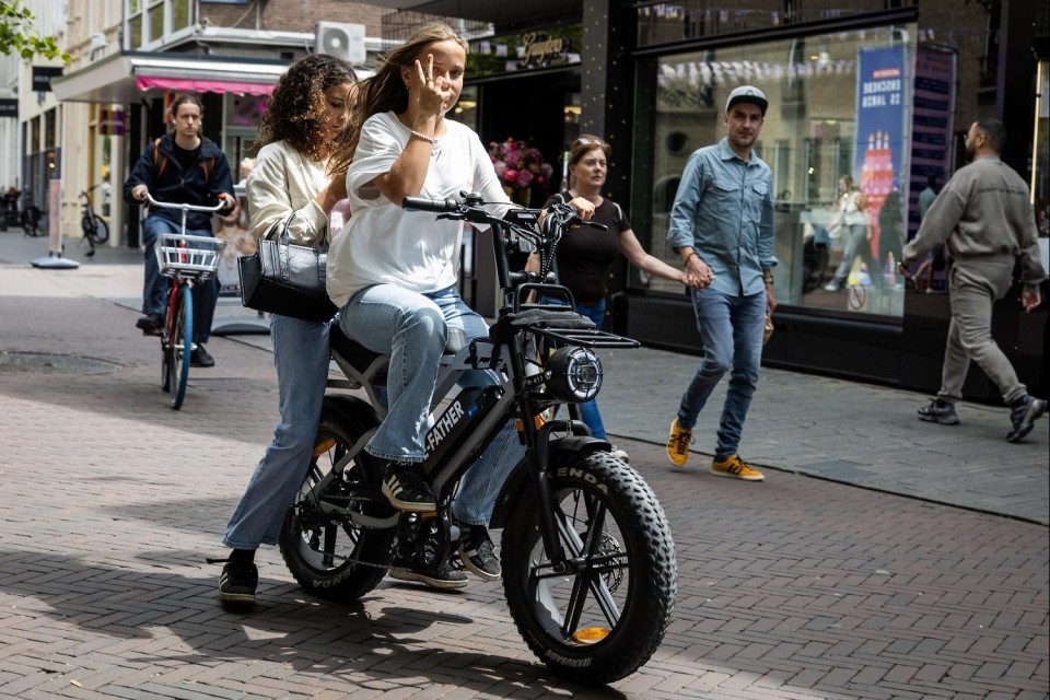 Fatbike-fietsers in het winkelcentrum van Enschede.