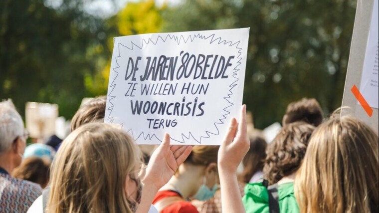 Wie controleert het politieteam dat demonstranten volgt?