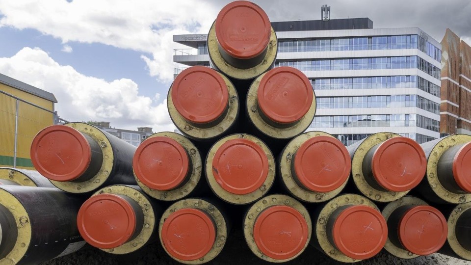 Buizen voor een warmtenet liggen klaar op de Zuidas in Amsterdam.