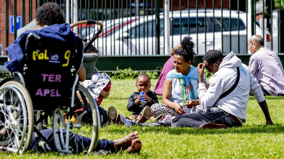Asielzoekers bij het aanmeldcentrum in Ter Apel.