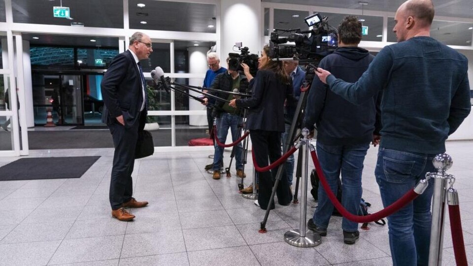 Burgemeester Ton Heerts (Apeldoorn) na afloop van een bijeenkomst van het Veiligheidsberaad over asiel, in 2023.