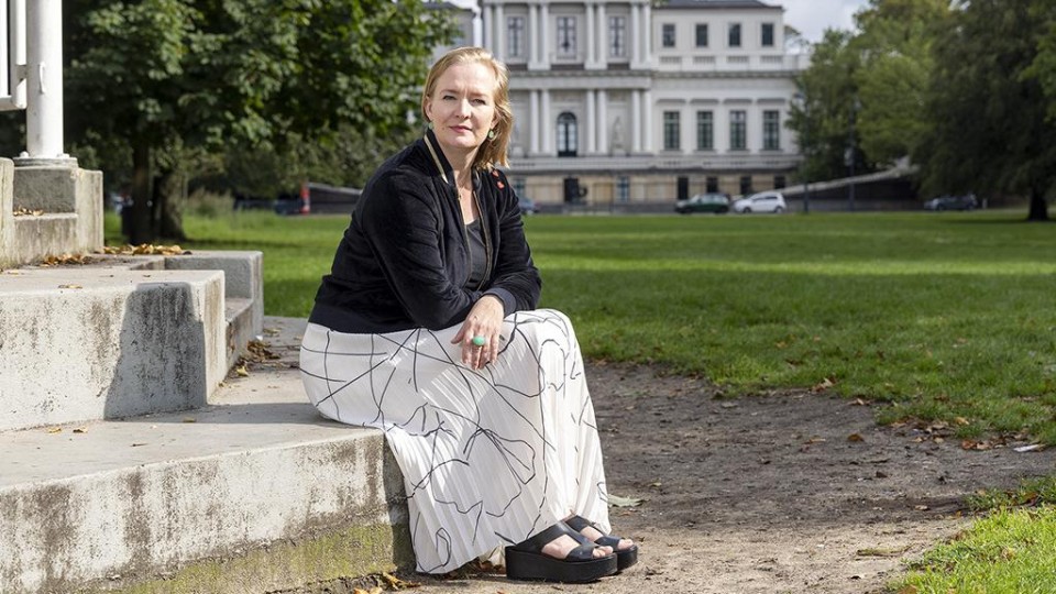 Marietje Schaake voor het provinciehuis in Haarlem