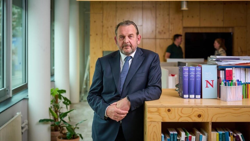Reinier van Zutphen leunt op een boekenkast