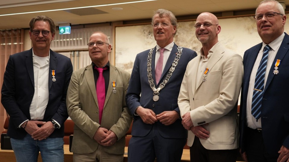 Tijdens de laatste bijeenkomst van de vertrekkende gemeenteraad van ontvingen vier raadsleden een Koninklijke Onderscheiding.