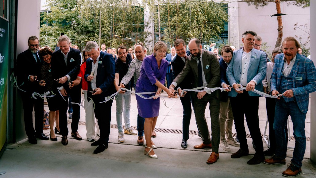 De opening op 21 mei van het expertisecentrum, met gedeputeerde Helga Witjes in het midden.