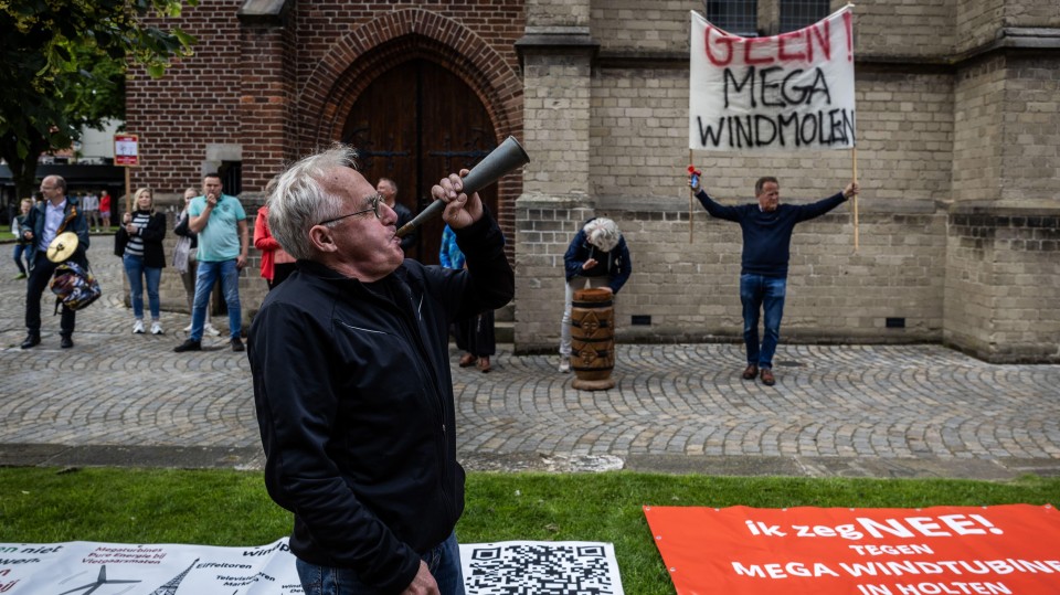 Een demonstratie van actiegroep Stopwindpark Vletgaarsmaten voor het stadhuis van de gemeente Rijssen-Holten tijdens een vergadering van de…
