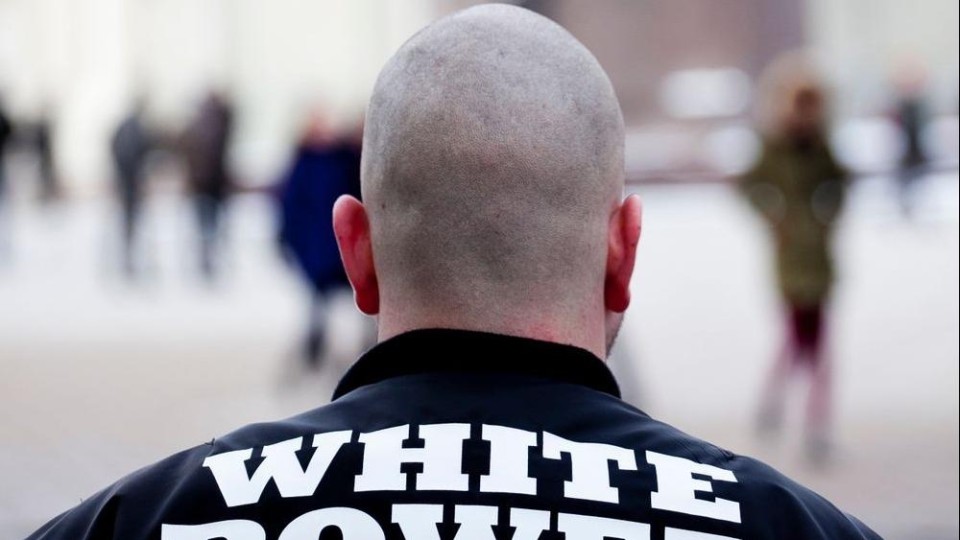 kale man met de letters 'white power' op zijn rug
