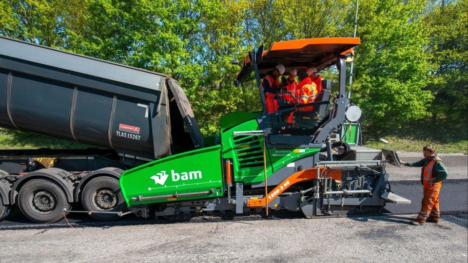 Vorig jaar werd bij de asfaltering van de A35 een elektrische asfaltspreidmachine gebruikt.
