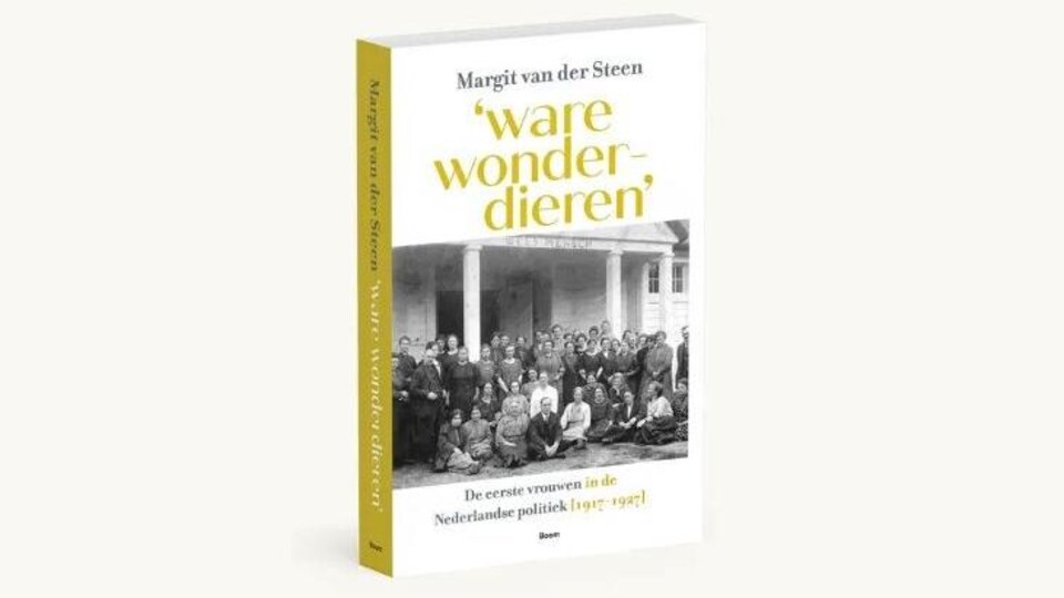 Cover boek ‘Ware wonderdieren’. De eerste vrouwen in de Nederlandse politiek (1917.1927).