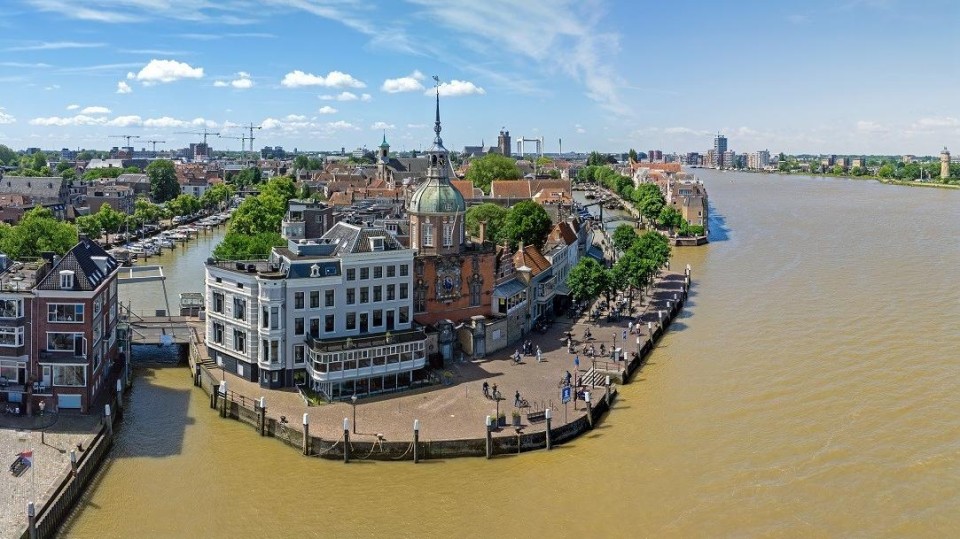De stad Dordrecht gelegen aan de Beneden Merwede.