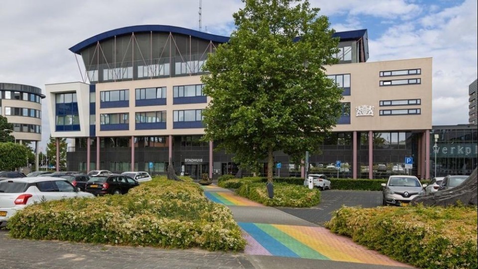 Gemeentehuis van Gorinchem met regenboogzebrapad