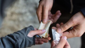 Minister roept gemeenten op: Koppel drugs- en alcoholaanpak
