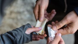 Minister roept gemeenten op: Koppel drugs- en alcoholaanpak