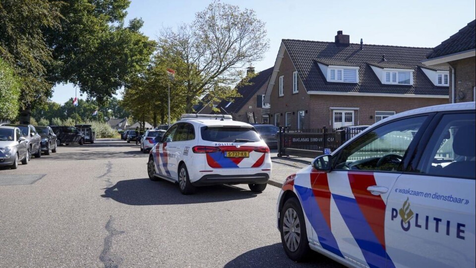 Politiewagens voor huizen