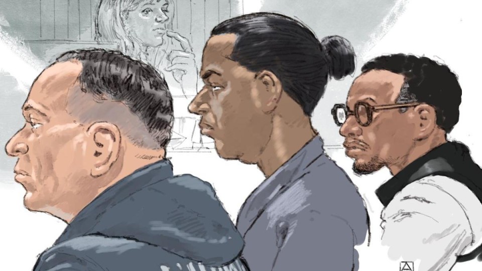 tekening van drie mannen op een rij in de rechtbank