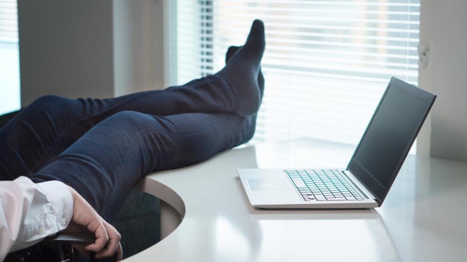 Met de benen op tafel