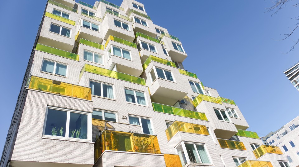 Appartementencomplex met gekleurde balkonhekken op de Zuidas in Amsterdam.
