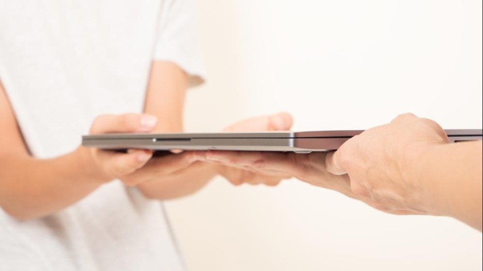 laptop wordt doorgegeven
