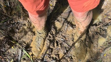 Met beide voeten in de modder