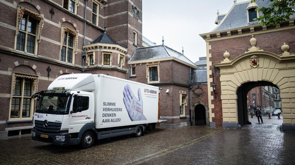 Een verhuiswagen bij het ministerie van Algemene Zaken Foto: Bart Maat/ANP