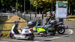 Kamermotie moet gemeenten helpen met overlast deelscooters