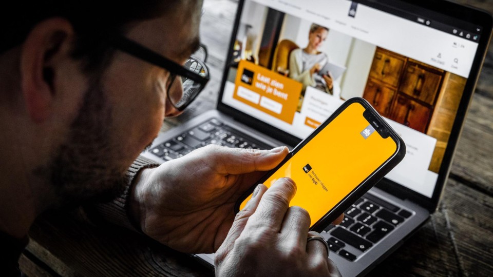 Man logt in op overheidssite met DigiD-app