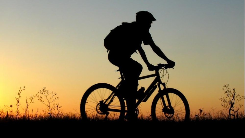 vrouw op fiets