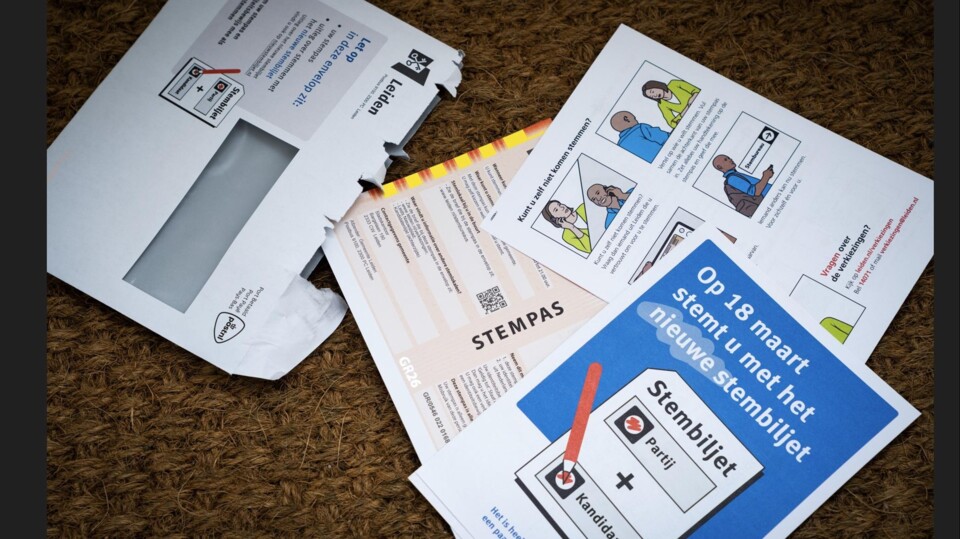 Een stembiljet, een envelop en instructiekaarten voor stemmen bij de gemeenteraadsverkiezingen in Leiden.