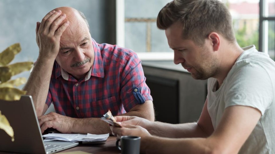 Twee mannen tellen zorgelijk hun geld