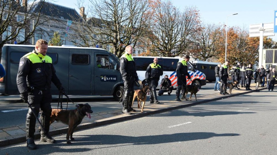 Politie en ME-busjes