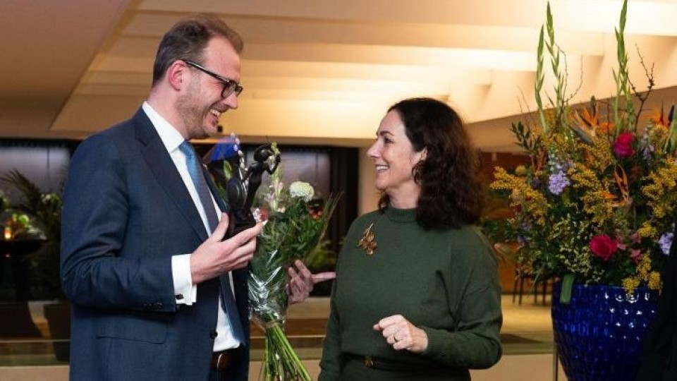 Mark Boumans ontvangt de prijs van zijn voorganger Femke Halsema 