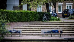 Aanpak dakloosheid faalt, gemeenten voeren het amper uit