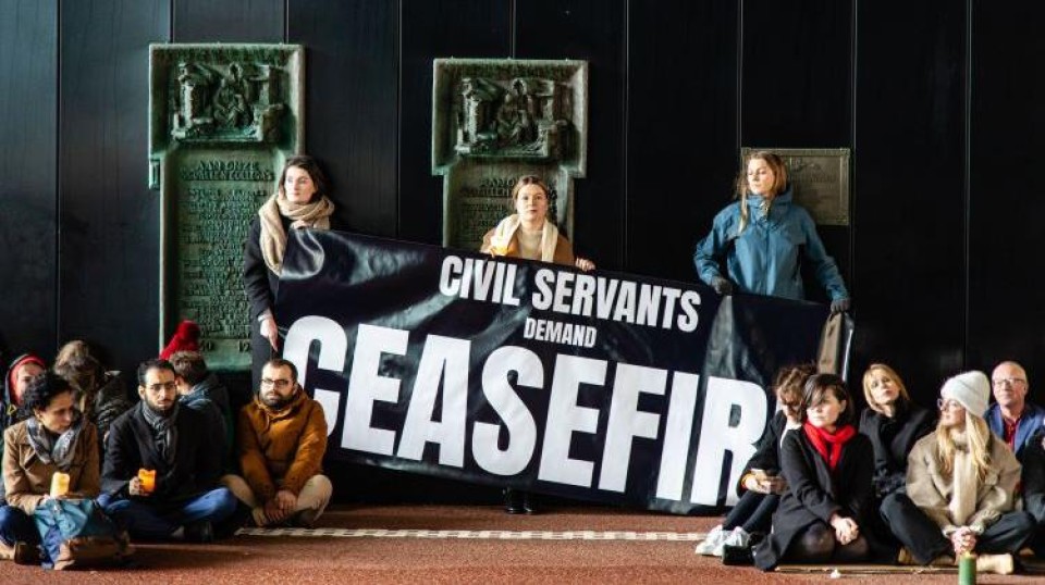 Rijksambtenaren protesteren voor het ministerie van Buitenlandse Zaken