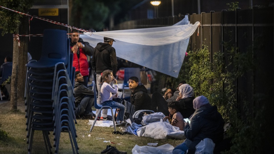 Vluchtelingen die niet heen en weer tussen noodopvang en Ter Apel wilden blijven pendelen, kozen er voor om de nacht buiten op het treein…