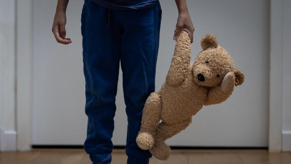 Kind met beer jeugdzorg jeugdhulp