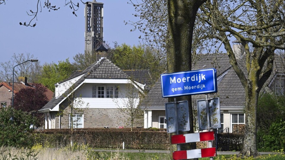 Blauw bord met gemeente Moerdijk erop