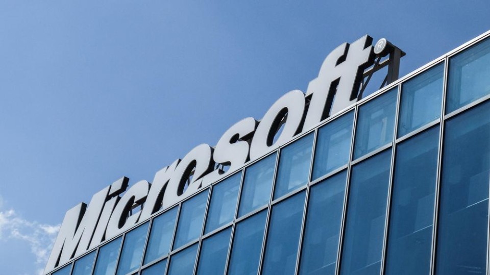 Logo van Microsoft op gebouw