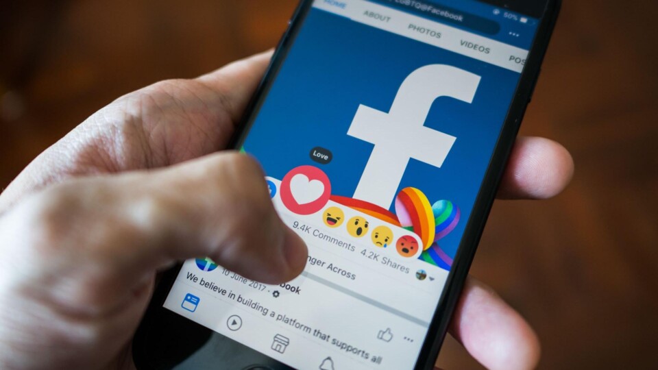 Smartphone met Facebook erop