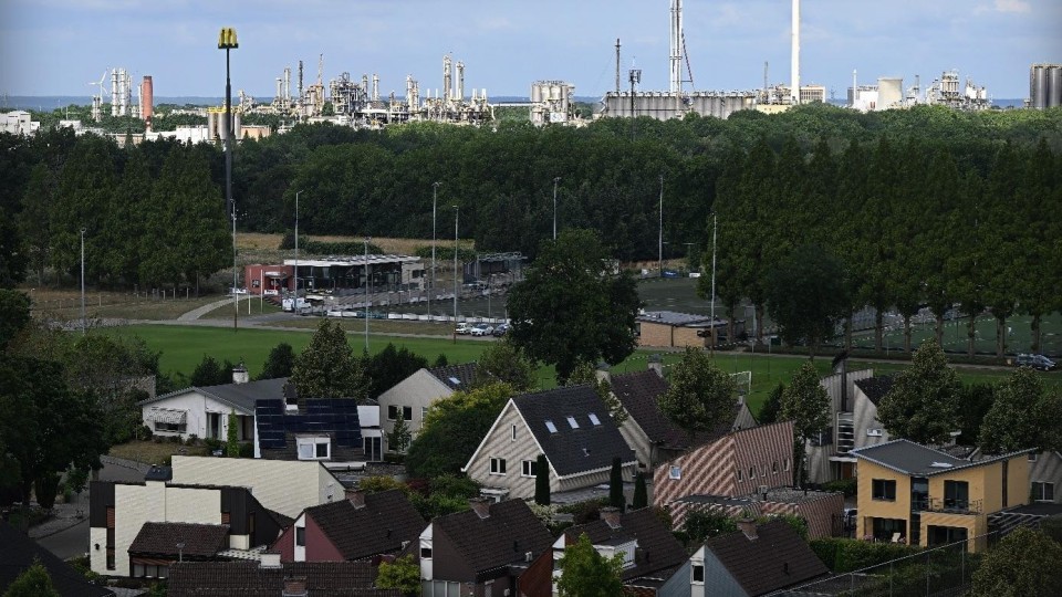 Op de achtergrond het Limburgse bedrijventerrein Chemelot, op de voorgrond woningen in Geleen