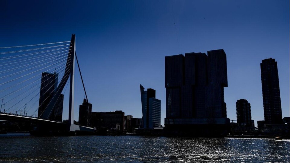 Donkere foto van Erasmusbrug in Rotterdam