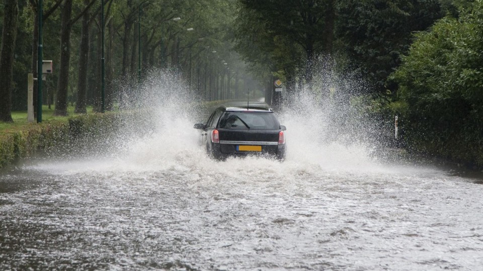 Auto in diepe plas
