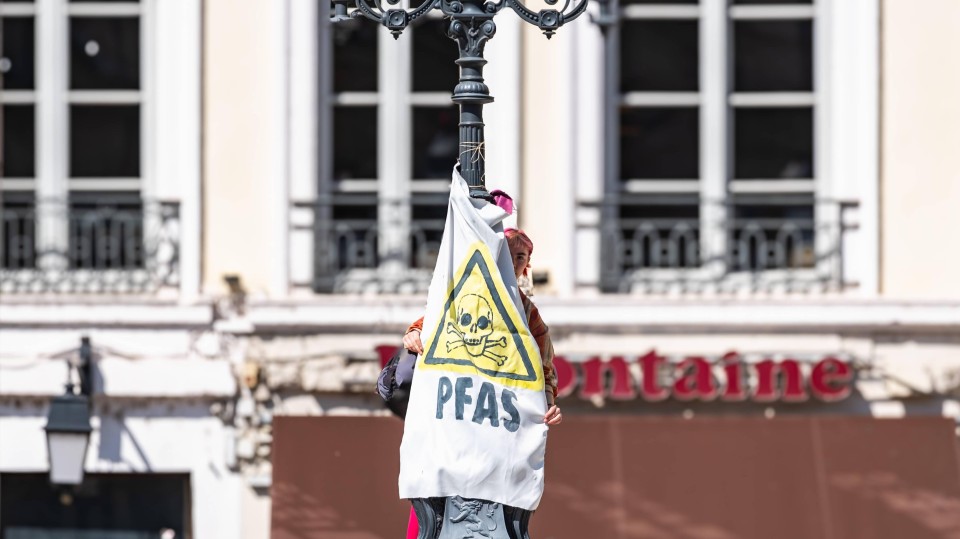 Actiegroep Extinction Rebellion protesteerde begin april in de Franse stad Lyon tegen het gebruik van PFAS