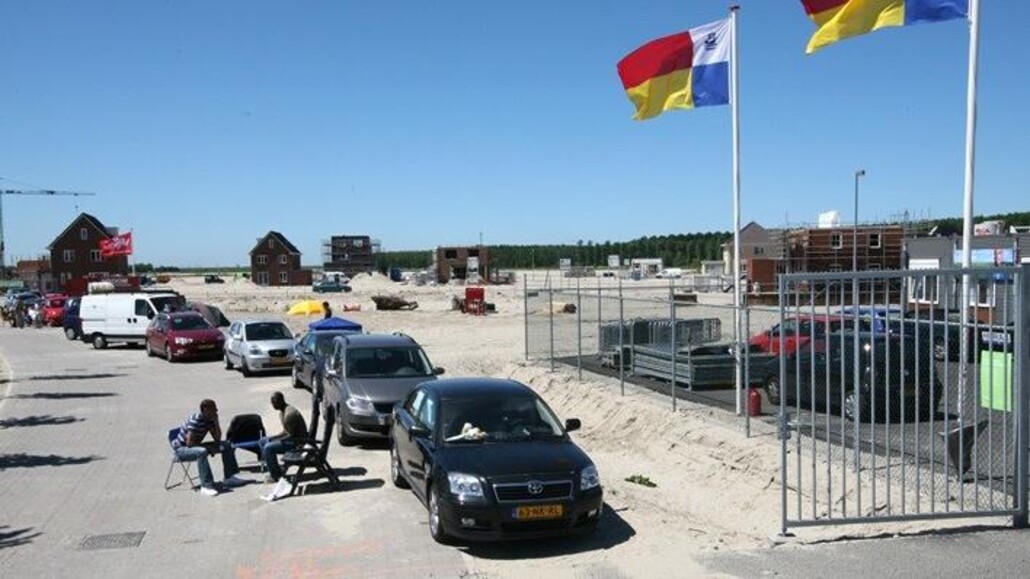 Kavelverloting voor de nieuwe wijk Almere Poort in de jaren tachtig.